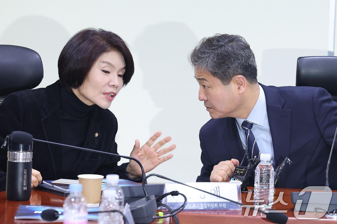 Han Jeong-ae, Chairwoman of the Policy Committee of the Democratic Party of Korea, and Kim Young-bae, Secretary of the Foreign Affairs and Unification Committee, are conversing at a party-government meeting regarding the Iran situation held at the National Assembly Members' Office Building in Yeouido, Seoul, on Tuesday 2026.3.3 / News1