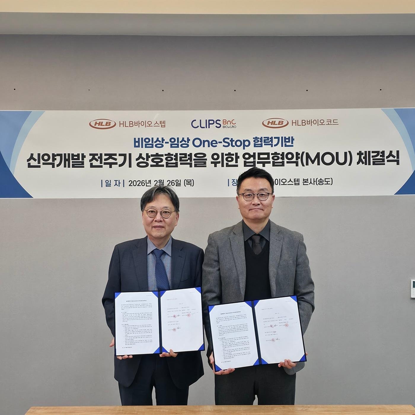 Baek Sung-jin, CEO of HLB BioStep and HLB BioCode (right in photo), and Ji Jun-hwan, CEO of CLIPS BnC, sign a Memorandum of Understanding (MOU) to establish a seamless collaboration system bridging non-clinical and clinical stages, followed by a commemorative photo (HLB BioStep)