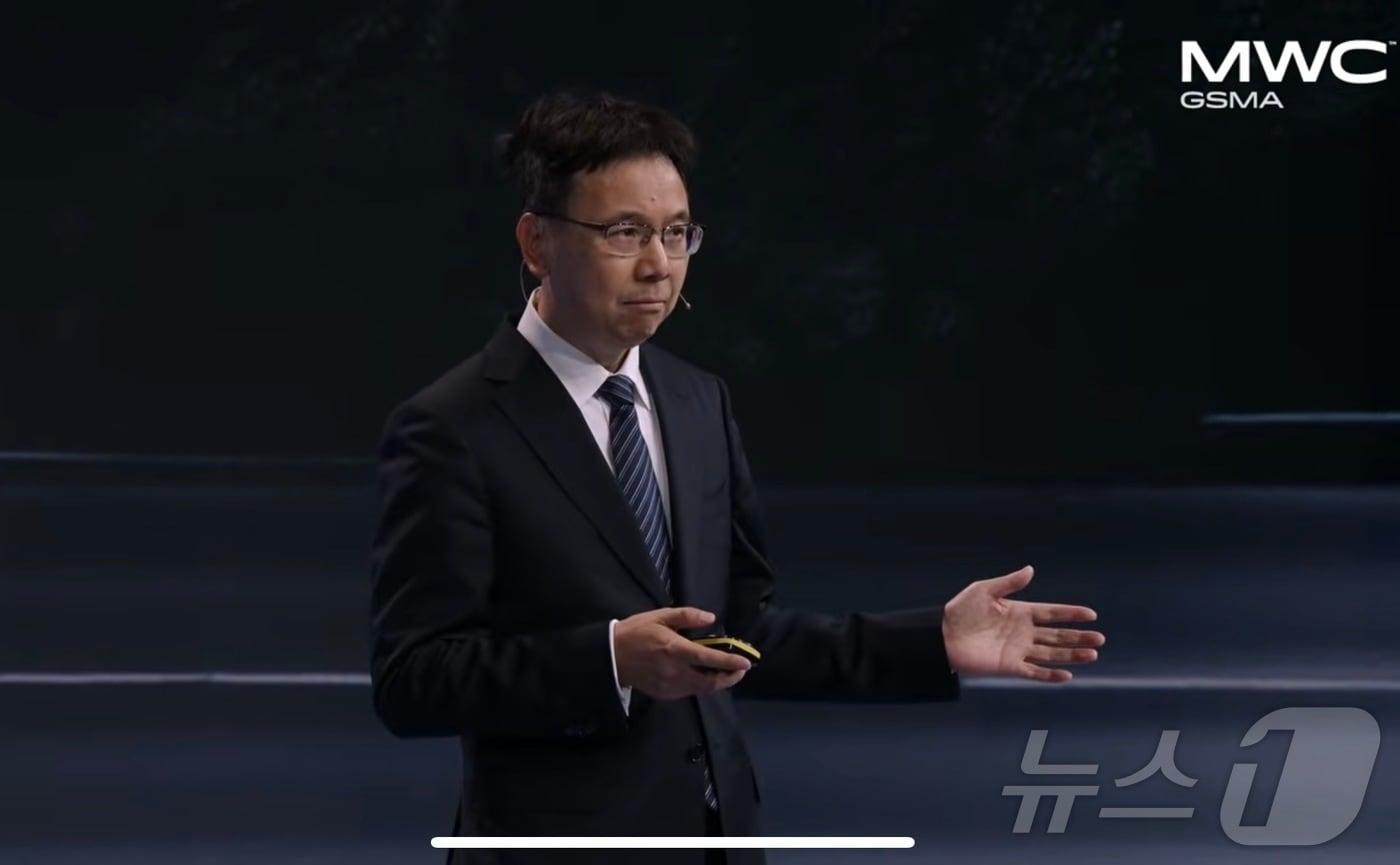 Yang Chaobin, Senior Vice President of Huawei Technologies and CEO of the ICT Business Group, delivers a speech at the Mobile World Congress (MWC26) in Barcelona, Spain, on Tuesday 2026.03.03 (Provided by GSMA) / News1
