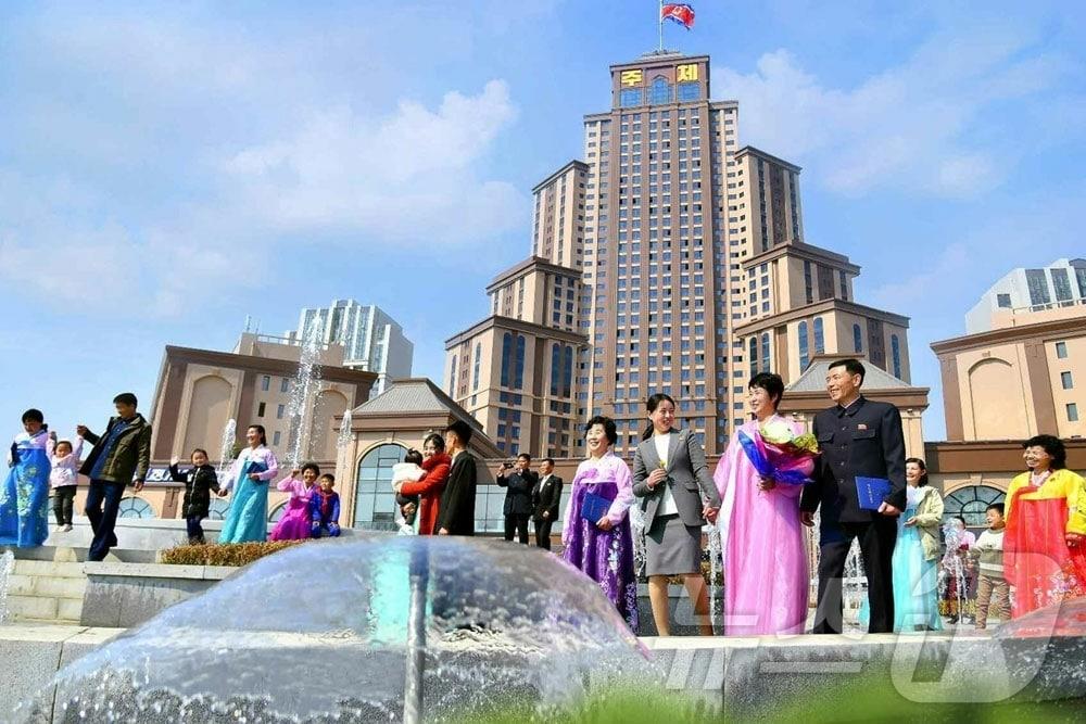 On Monday, Rodong Sinmun, the official newspaper of North Korea’s Workers’ Party, reported that Saebyeol Street—the pride of the capital, Pyongyang—is welcoming new residents day after day as they move into their new homes, embraced by the warm blessings of the people across the nation / Rodong Sinmun