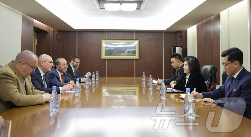 The Rodong Sinmun, the official newspaper of North Korea’s Workers’ Party, reported on Tuesday that Comrade Choe Son-hui, Minister of Foreign Affairs of the Democratic People’s Republic of Korea, met with a delegation from Russia’s TASS news agency, led by General Director Andrei Pondrashov, on Monday and held talks / Rodong Sinmun