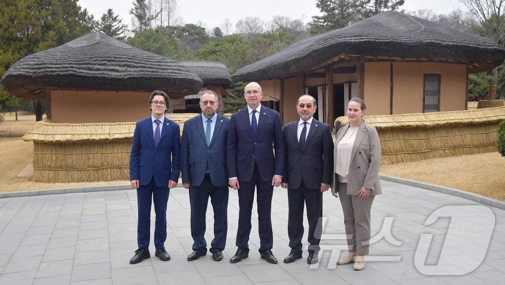 The Rodong Sinmun, the official newspaper of North Korea’s Workers’ Party, reported on Tuesday that a delegation from Russia’s TASS news agency visited Mangyongdae and toured the revolutionary historic site / Rodong Sinmun
