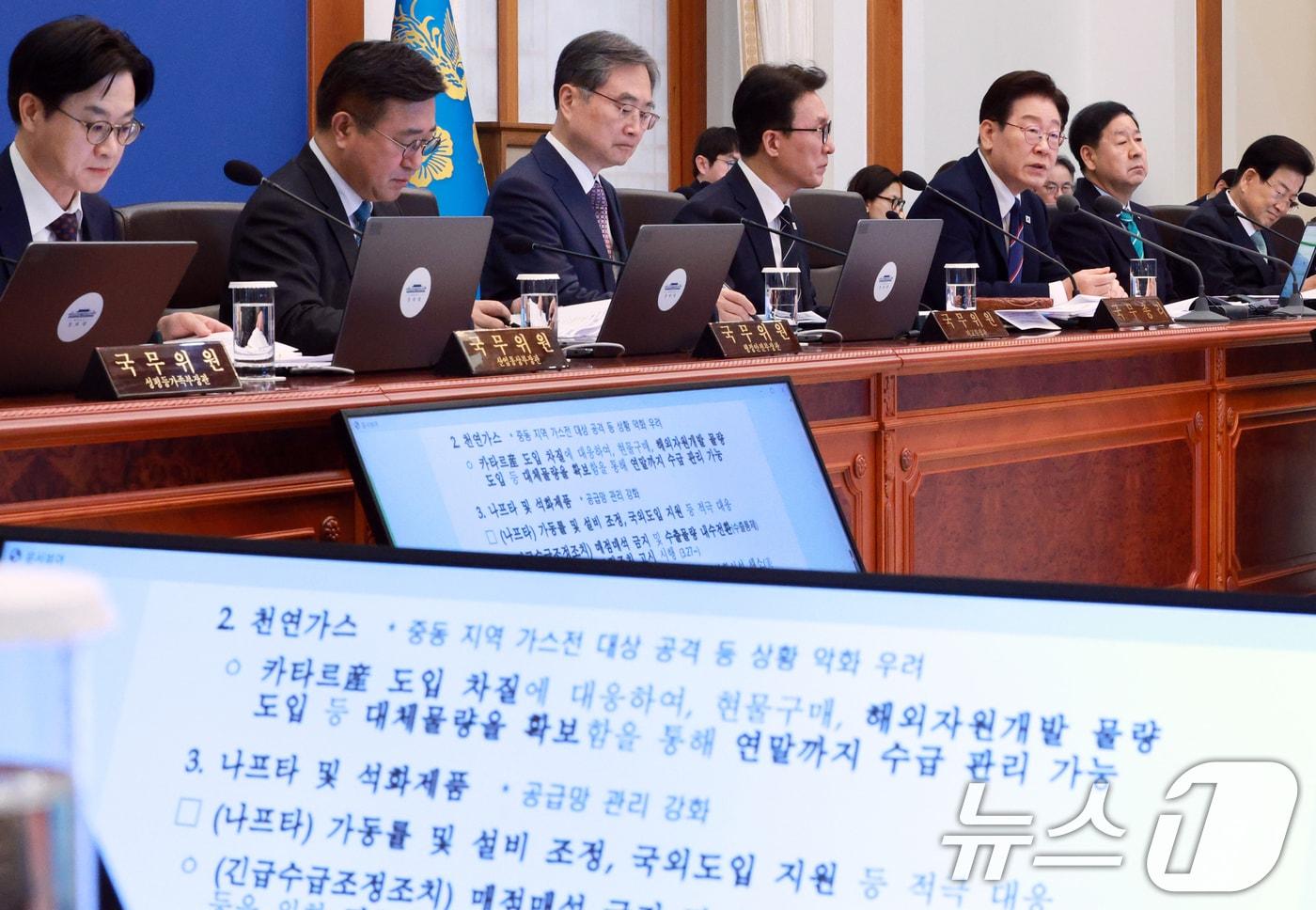 President Lee Jae Myung speaks during a Cabinet meeting at the Blue House in Asia, March 31 / Courtesy of Yonhap News Agency and News1