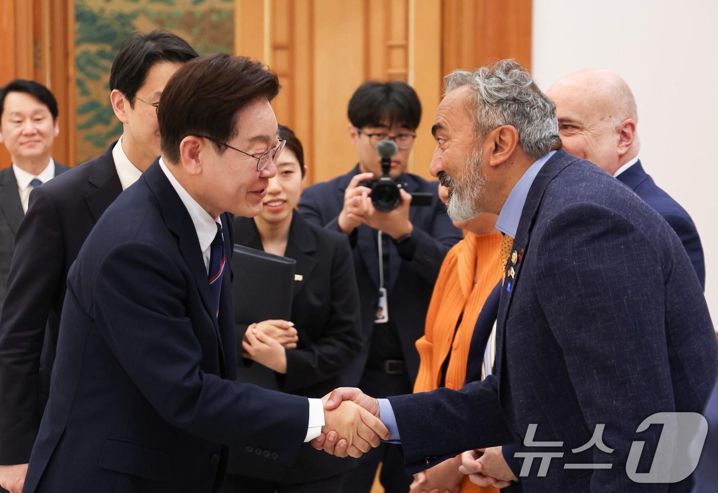 President Lee Jae Myung shakes hands with U.S. Representative Ami Bera at the Blue House on Tuesday 2026.3.31 / News1