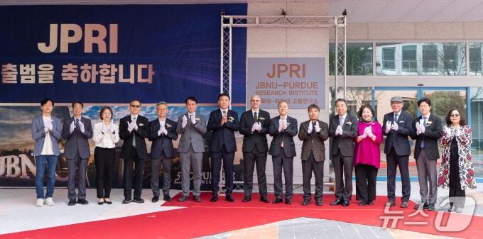 An opening ceremony for the Jeonbuk National University-Purdue University Joint Research Institute (JPRI) was held on Tuesday at the Jeonbuk National University Industry-Academia Convergence Plaza (Provided by Jeonbuk National University) / News1