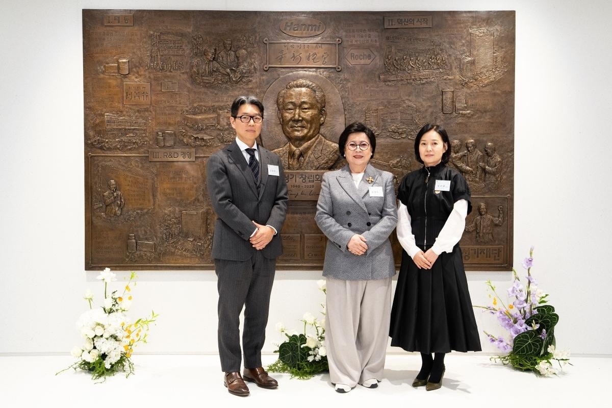 Hanmi Group Chairman Song Young-sook (center), Vice Chairman Im Joo-hyun, and President Lim Jong-hoon pose for a commemorative photo at the unveiling ceremony for a bronze plaque of the late Chairman Lim Sung ki held at Hanmi C&C Square in Songpa-gu, Seoul on Monday (Provided by Hanmi Pharmaceutical)