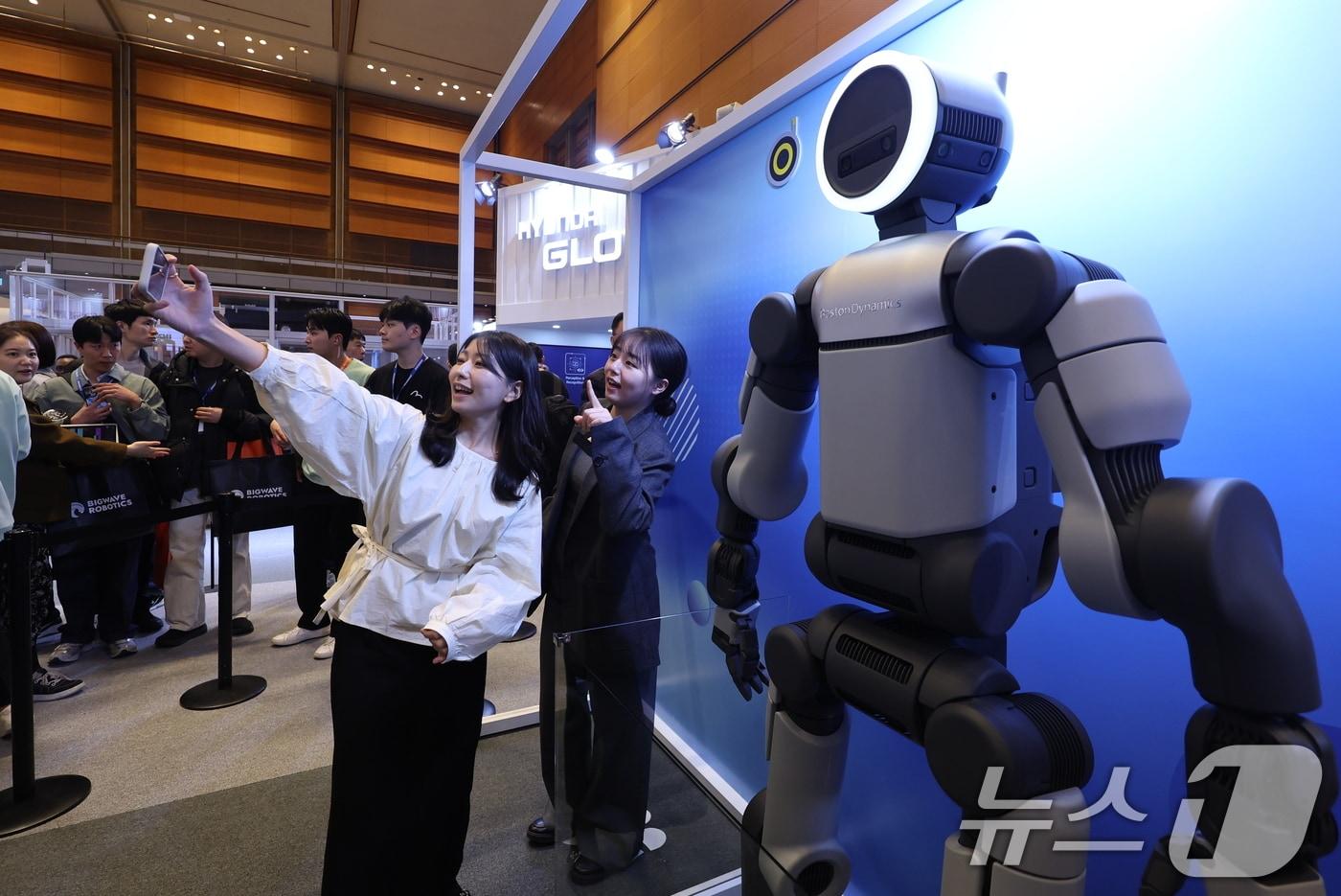 At the 2026 Smart Factory & Automation Industry Exhibition (AW 2026) held at COEX in Gangnam-gu, Seoul on Wednesday, a visitor takes a selfie with the Atlas mass-production model. This marks the first time Atlas, first unveiled at CES 2026, is being publicly displayed to the general public in Korea 2026.3.4 / News1