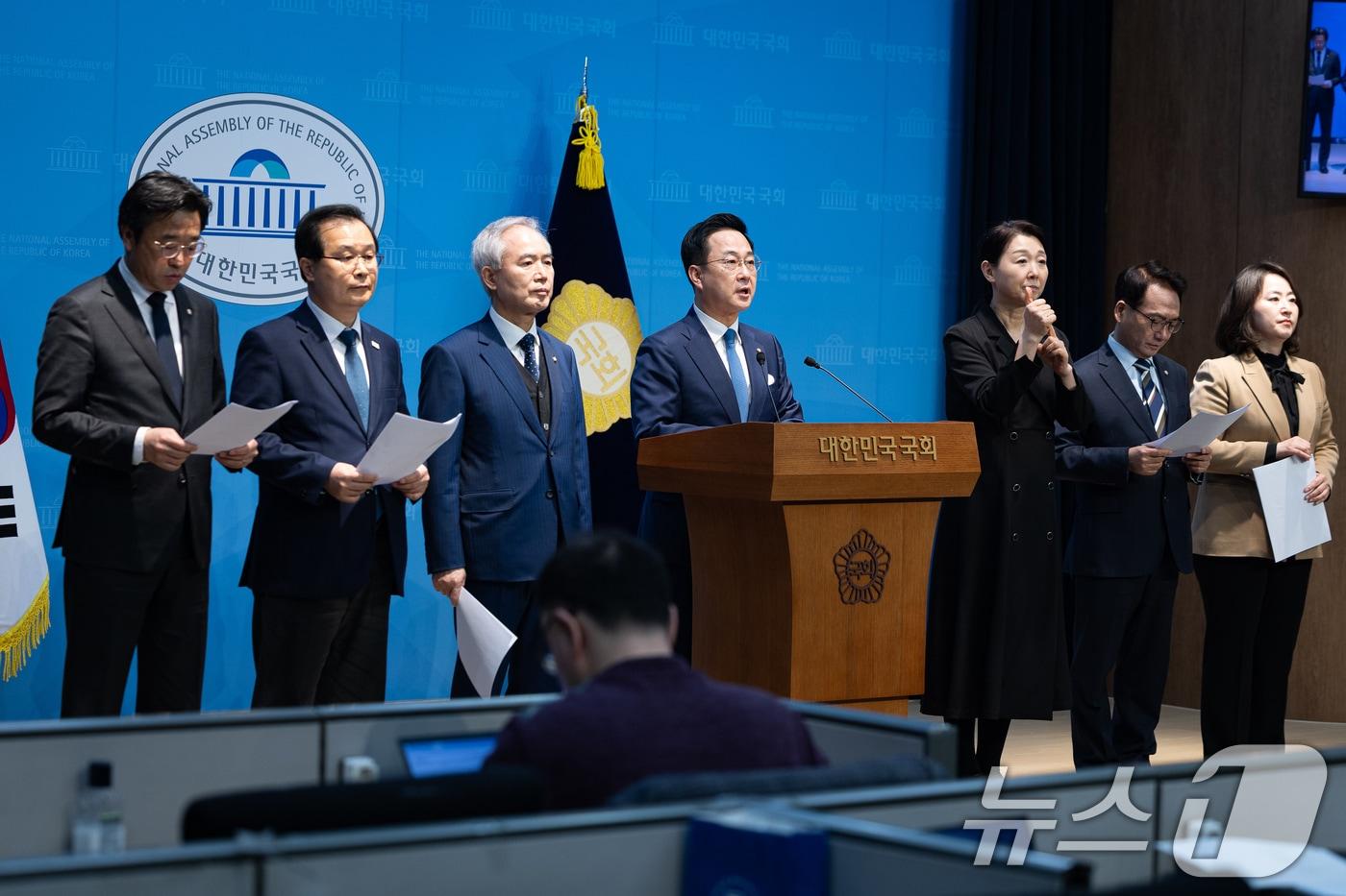 Park Sung-jun, Vice Chairman of the Democratic Party of Korea's National Assembly Investigation Committee for the Truth and Prosecution Cancellation of the Yoon Suk Yeol Administration's Fabricated Indictment, along with other committee members, held a press conference on the committee's current issues at the National Assembly Communication Center in Yeouido, Seoul, on Wednesday. From left: Lee Yong-woo, Lee Gun-tae, Yang Bu-nam, Vice Chairman Park, Park Sun-won, and Lee Ju-hee 2026.3.4 / News1