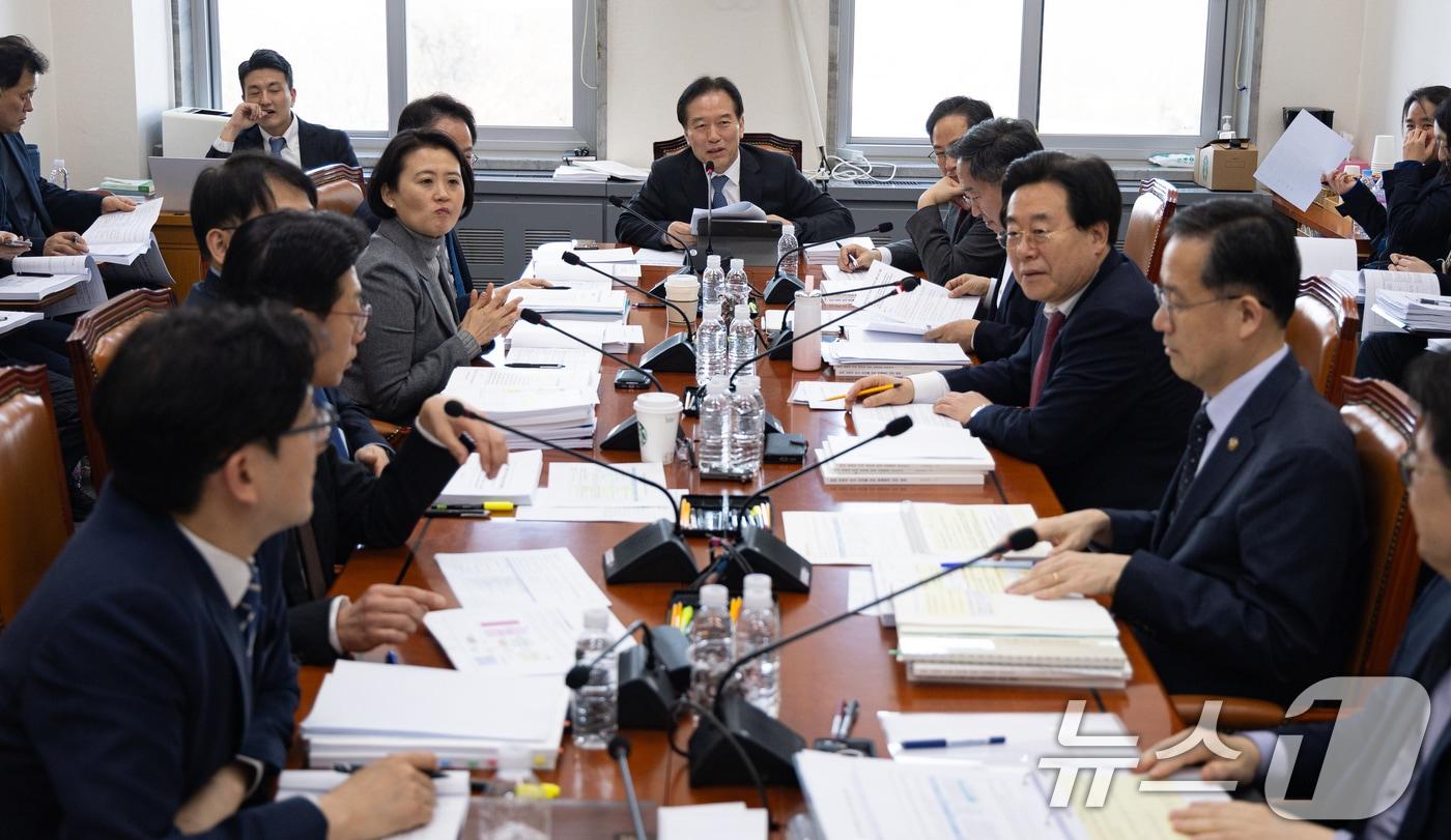 On March 4, at the National Assembly in Yeouido, Seoul, during the recess of the 432nd National Assembly (Extraordinary Session), Chairman Jeong Tae-ho of the Subcommittee on Bill Review is conducting proceedings at the first meeting of the Special Committee for the Processing of the Special Act on Investment in the U.S. 2026.3.4 / News1