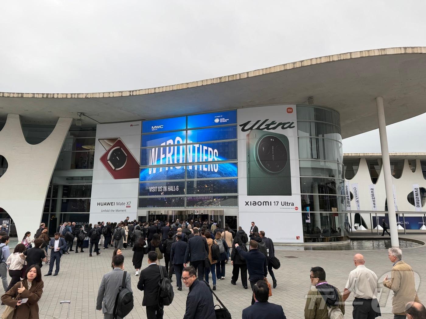 On Wednesday, advertisements for Chinese companies Xiaomi and Huawei were displayed at the main entrance of the MWC26 exhibition hall on Passeig de Gràcia in Barcelona, Spain 2026.03.04 / News1