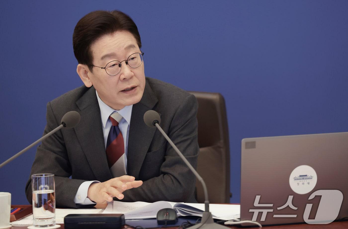 President Lee Jae Myung speaks at an extraordinary cabinet meeting held at the Blue House on Thursday 2026.3.5 / News1