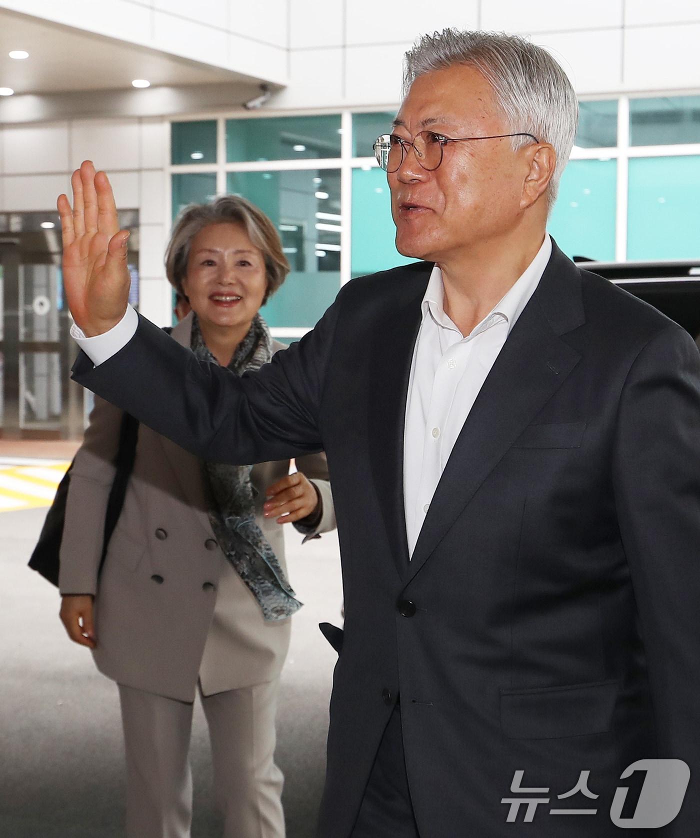 Former President Moon Jae-in and his wife, Mrs. Kim Jung-sook, are heading to Incheon Airport via Gimhae International Airport in Busan's Gangseo District on the morning of the 5th to visit Los Angeles (LA), U.S. This visit to the U.S. by former President Moon is taking place at the invitation of the RAND Corporation and the Pacific Century Institute (PCI), both U.S. policy think tanks. It is his first visit to the U.S. since leaving office / News1