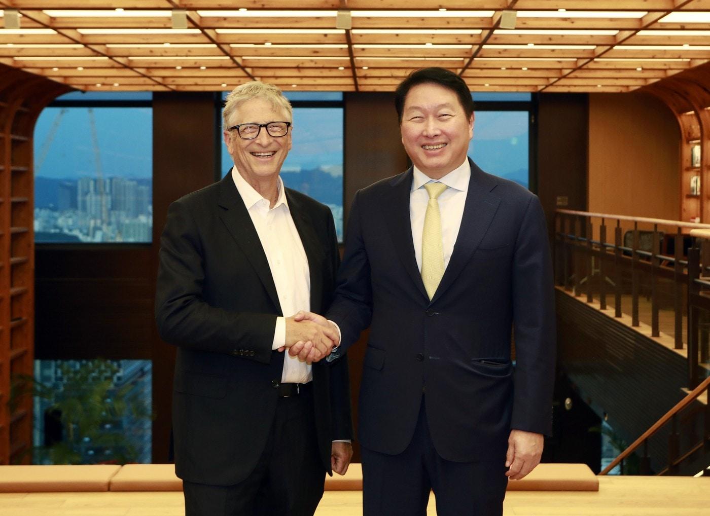 SK Chairman Chey Tae-won (right) and TerraPower founder and board chairman Bill Gates shake hands during their meeting at SK Seorin Building in Jongno-gu, Seoul, last August.