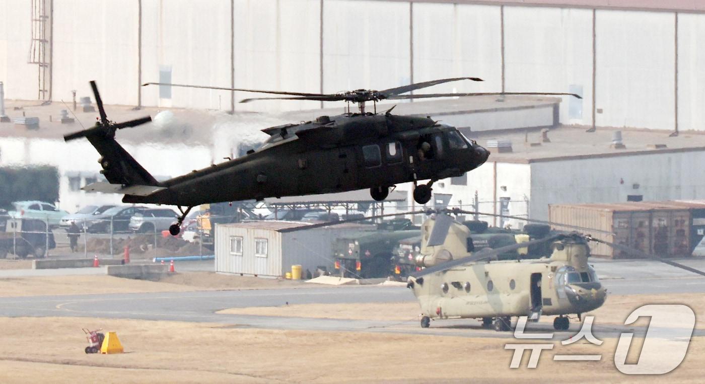 A helicopter is flying over Camp Humphreys, a U.S. military base in Pyeongtaek, Gyeonggi Province / News1