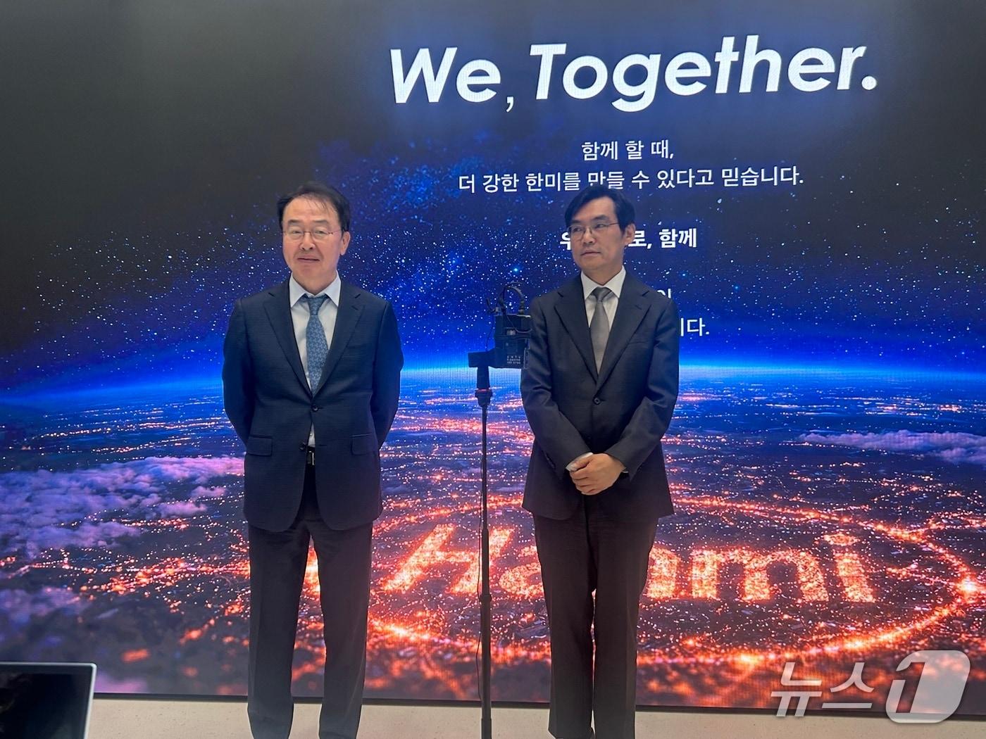 On Tuesday, Kim Jae-kyo, CEO of Hanmi Science (left), and Hwang Sang-yeon, the newly appointed CEO of Hanmi Pharmaceutical, speak with the press at the Hanmi Pharmaceutical Group headquarters in Songpa-gu, Seoul 2026.3.31 / News1