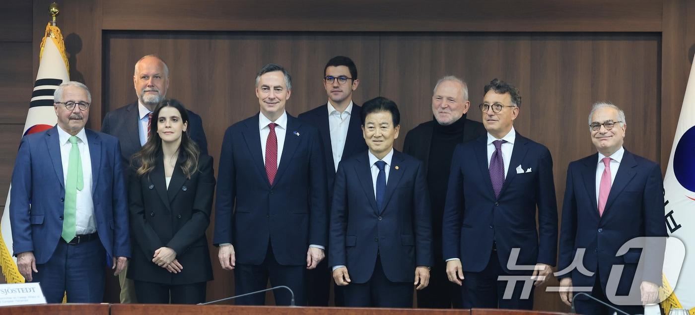 Unification Minister Chung Dong-young poses for a commemorative photo with Davis McAlister, Chair of the European Parliament’s Committee on Foreign Affairs, and other attendees prior to a meeting with the visiting delegation from the European Parliament’s Committee on Foreign Affairs held at the Seoul Government Complex in Jongno-gu, Seoul, on Wednesday 2026.4.1 / News1