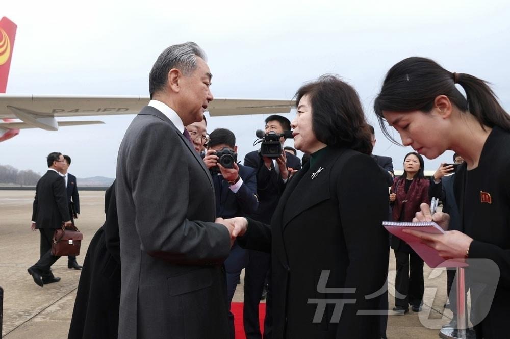 The Rodong Sinmun, the official newspaper of North Korea’s Workers’ Party, reported on April 10 that Wang Yi, a member of the Political Bureau of the CPC Central Committee and Minister of Foreign Affairs, had arrived in Pyongyang the previous day. Foreign Minister Choe Son-hui and other officials welcomed Minister Wang and his delegation / Rodong Sinmun