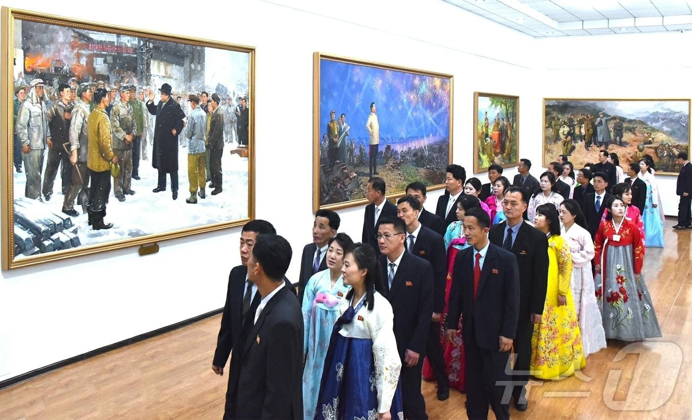 The Rodong Sinmun, the official newspaper of North Korea’s Workers’ Party, reported on April 10 that a central art exhibition commemorating the 114th anniversary of President Kim Il-sung’s birth had opened / Rodong Sinmun