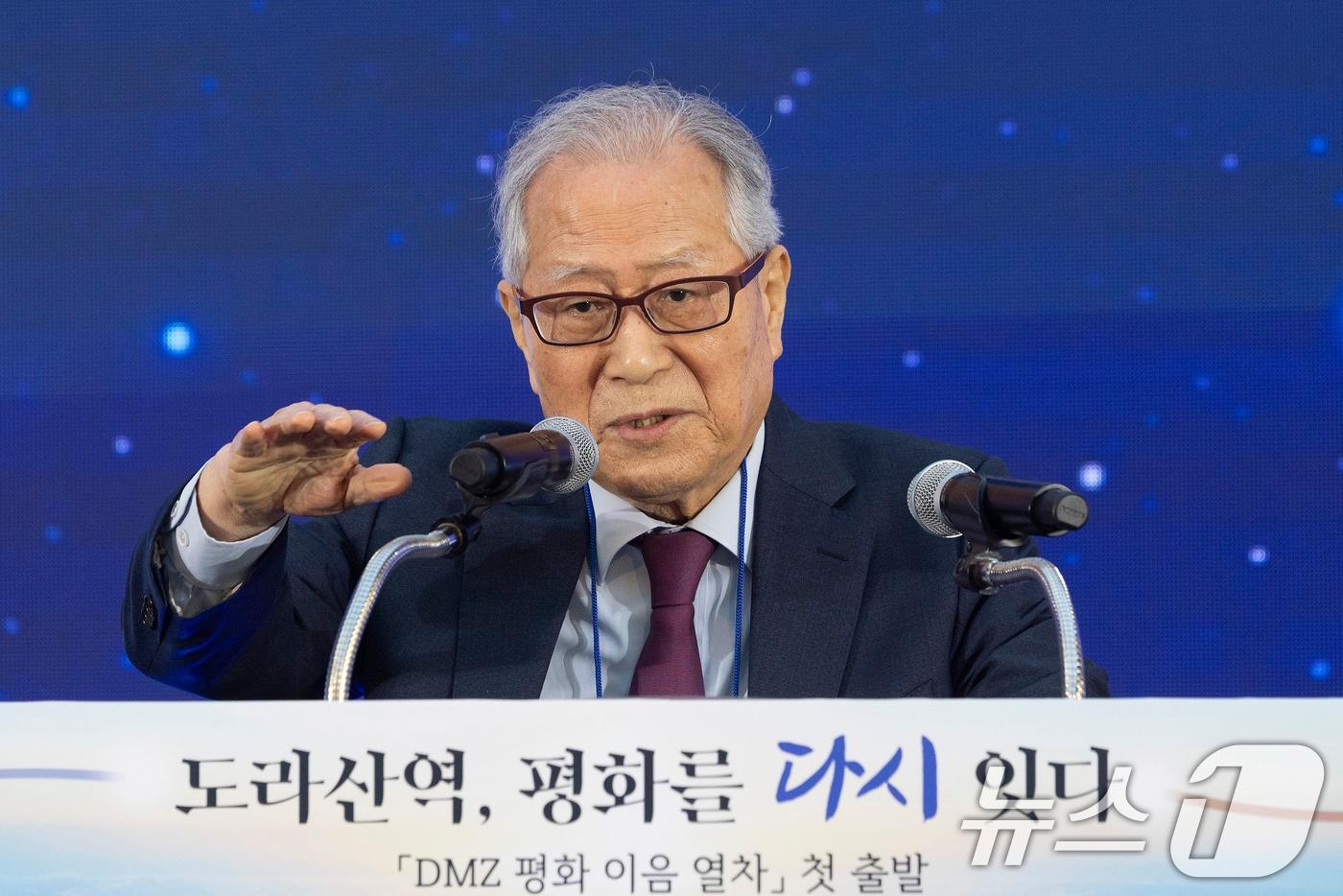 On the morning of April 10, former Minister of Unification Jeong Se-hyun, who arrived at Dorasan Station after departing from Seoul Station aboard the DMZ Peace Connection Train, is delivering a congratulatory speech at the Reconnecting Peace at Dorasan Station event held at Dorasan Station in Paju, Gyeonggi Province (Photo by the Press Corps) 2026.4.10 / News1