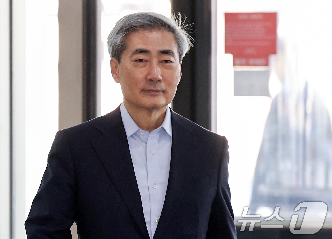 Shin Hyun-song, the nominee for governor of the Bank of Korea, is arriving at the hearing preparation office set up at Hanwha Financial Plaza in Jung-gu, Seoul, on Monday morning 2026.4.13 / News1