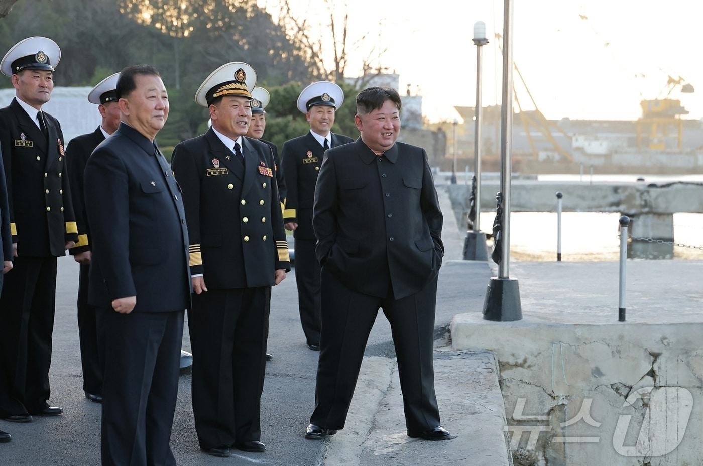 The Rodong Sinmun, the official newspaper of North Korea’s Workers’ Party, reported on Tuesday that test launches of strategic cruise missiles and ship-to-ship missiles were conducted on April 12 aboard the 5,000-ton destroyer Choe Hyun-ho in the presence of Kim Jong Un, General Secretary of the Workers’ Party / Rodong Sinmun