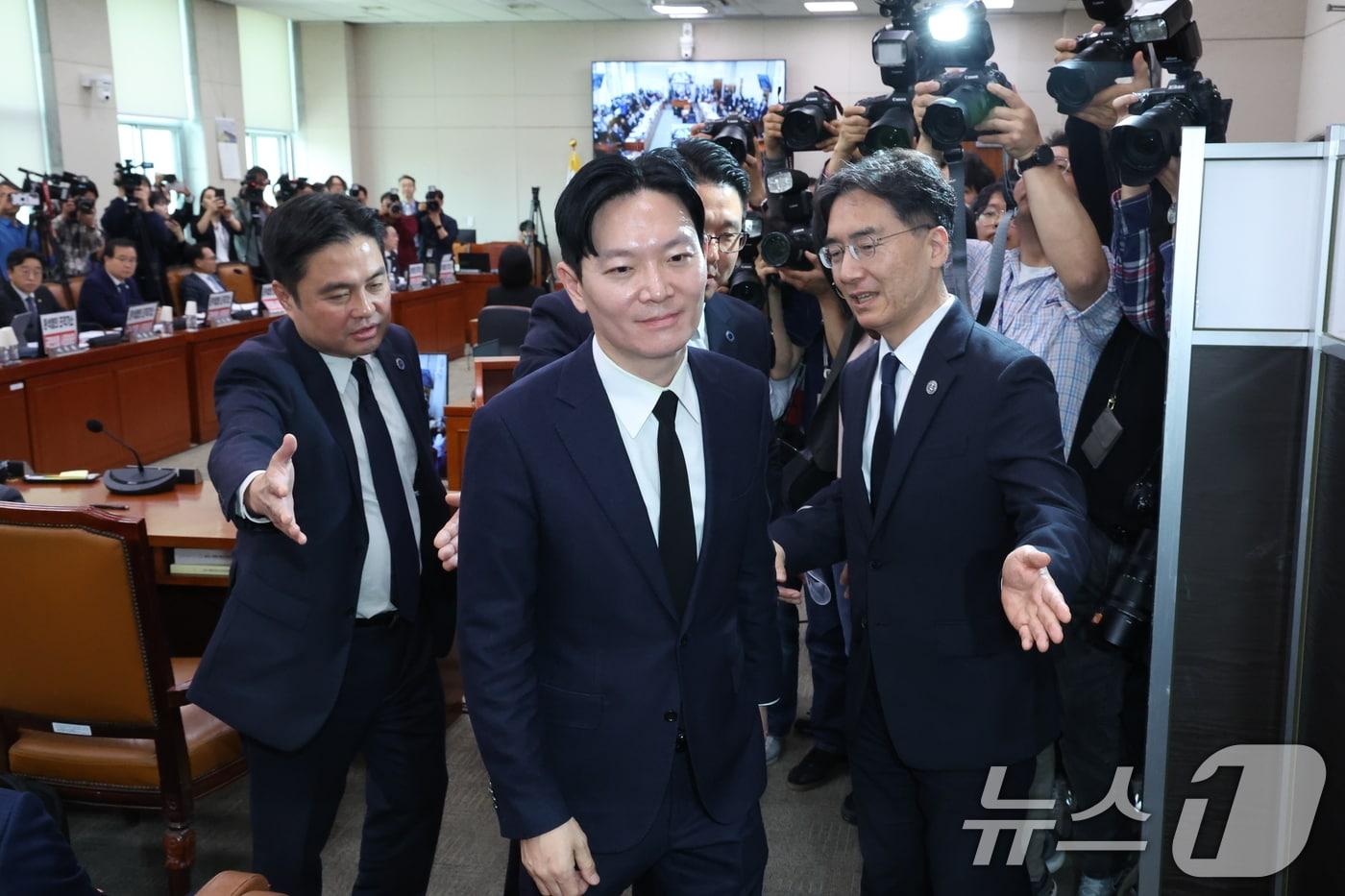 Prosecutor Park Sang-yong, who investigated the Ssangbangwool North Korea Fund Transfer case, is being escorted out of a hearing on allegations of fabricated charges in the Ssangbangwool North Korea fund transfer case held on Tuesday by the National Assembly’s Special Committee on the Investigation of the Truth Regarding Allegations of Political Prosecution and Fabricated Charges by the Yoon Suk-yeol Administration in Yeouido, Seoul, after refusing to take the oath as a witness 2026.4.14 / News1