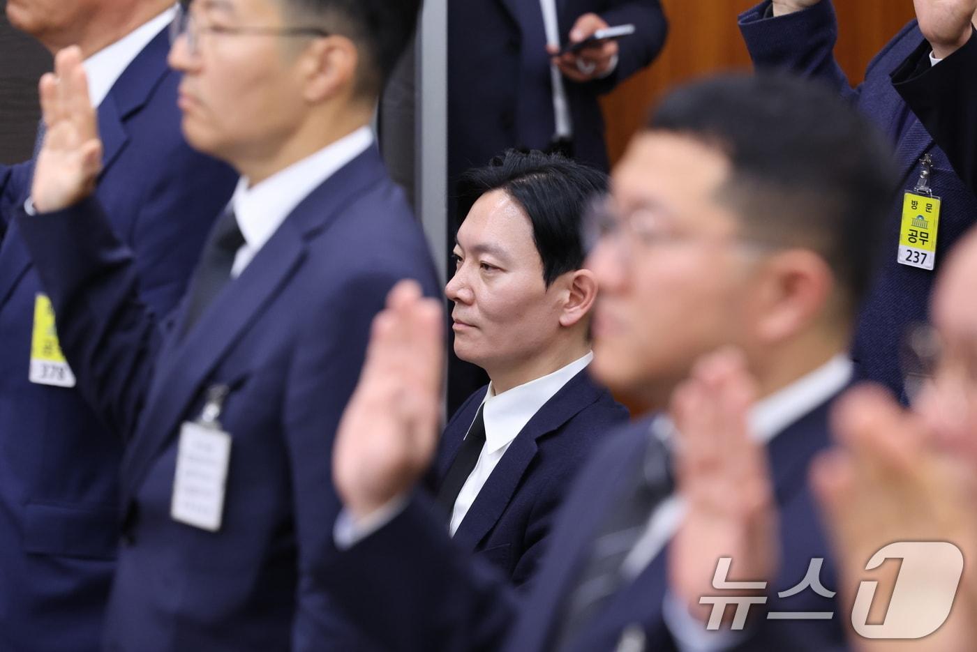 Prosecutor Park Sang-yong, who investigated the Ssangbangwool North Korea Fund Transfer case, is refusing to take the oath as a witness during a hearing on allegations of fabricated charges in the Ssangbangwool North Korea fund transfer case, held on Tuesday by the National Assembly’s Special Committee on the Investigation of the Truth Regarding Allegations of Political Prosecution and Fabricated Charges by the Yoon Suk Yeol Administration in Yeouido, Seoul / News1