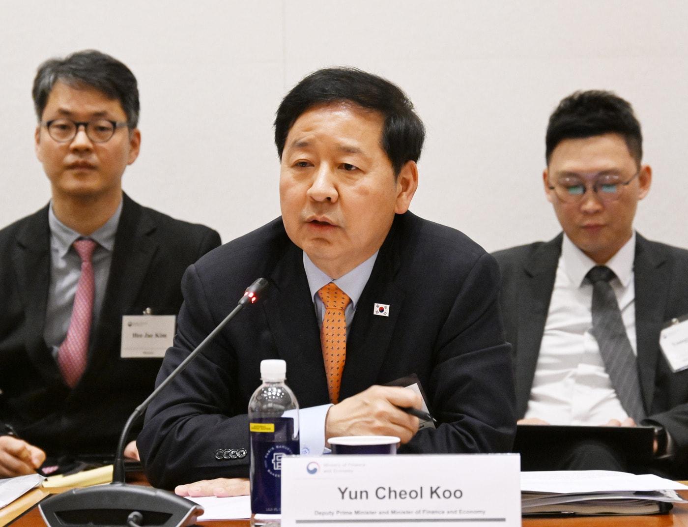 Deputy Prime Minister and Minister of Finance and Economy Koo Yoon-chul is hosting a Korean economic investment roadshow (IR) at the Permanent Mission of the Republic of Korea to the United Nations in New York, U.S., on Tuesday, where he is briefing major Wall Street investors on the government’s response to the situation in the Middle East and its economic policy direction (Provided by Ministry of Economy and Finance