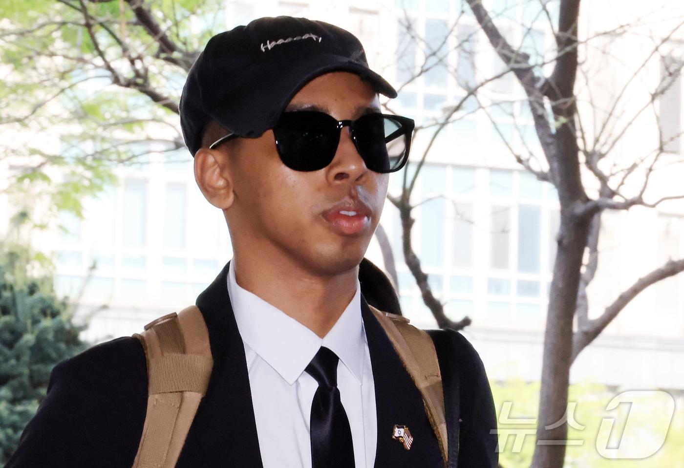 American YouTuber Johnny Somali (real name Ramsey Khalid Ismail) attends his first-instance sentencing hearing for obstruction of business and violation of the Minor Offenses Act at the Seoul Western District Court in Mapo-gu, Seoul, on the morning of April 15. Somali was sentenced to six months in prison and taken into custody in court that day 2026.4.15 / News1
