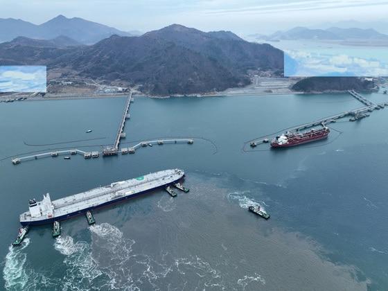 Two million barrels of crude oil from the Abu Dhabi National Oil Company (ADNOC) of the United Arab Emirates (UAE) are being delivered to the Korea National Oil Corporation’s Yeosu storage facility / News1