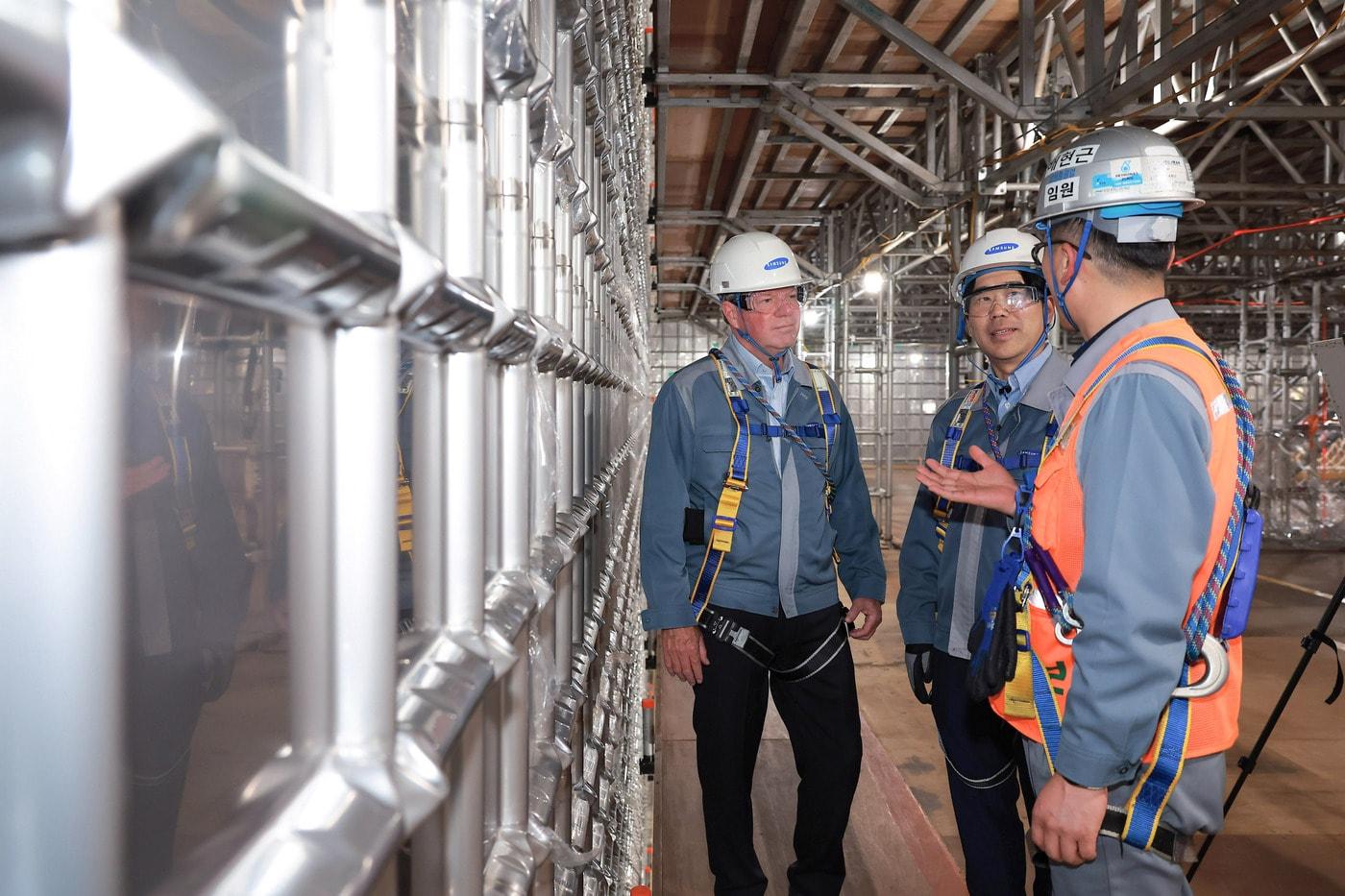 David Carver, President of NASSCO (left in the photo), and a delegation from Nasco Shipyard are listening to a briefing in the cargo hold of an LNG carrier currently under construction at Samsung Heavy Industries / Provided by Samsung Heavy Industries
