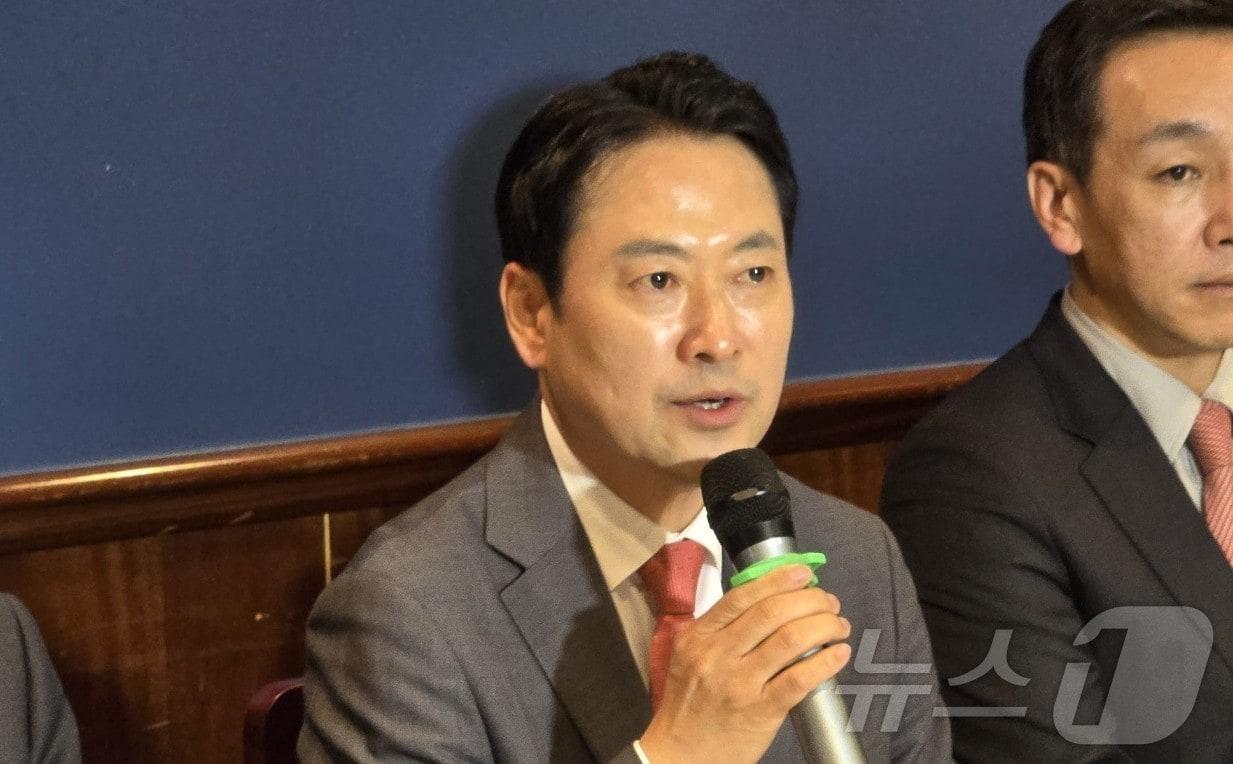 Jang Dong-hyuk, leader of the People Power Party, speaks about his U.S. visit during a meeting with Korean correspondents near Washington, D.C., United States, on April 15. 2026.04.15. / Courtesy of News1