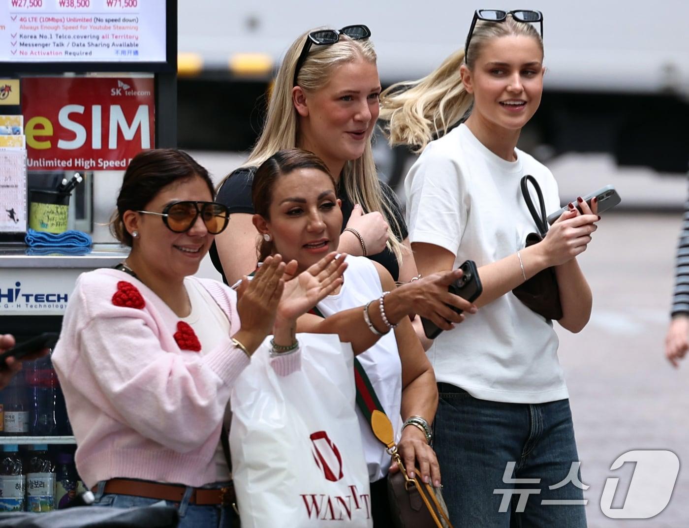 Foreign tourists walk along Myeong-dong Street in Jung-gu, Seoul, on the afternoon of April 16. According to the Ministry of Culture, Sports and Tourism, the number of foreign tourists visiting South Korea in the first quarter of this year (January–March) reached approximately 4.76 million, a 23% increase from the same period last year, marking a record high. In particular, with over 2 million foreign visitors flocking to the country in March—the month of BTS’s Gwanghwamun concert—the number set a new monthly record, signaling that the inbound tourism market has moved beyond recovery and entered a growth trajectory 2026.4.16 / News1