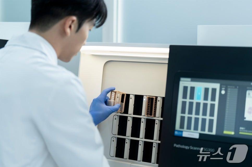 SCL (Seoul Clinical Laboratories), a diagnostic testing institution, said on the 16th it is advancing its internal systems by preparing to introduce artificial intelligence (AI)-based solutions based on its preemptively established digital pathology infrastructure. / Courtesy of SCL