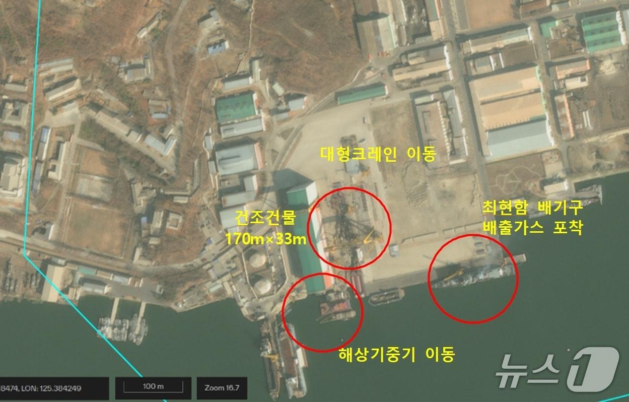 According to an analysis by Rep. Yoo Yong-won of the People Power Party, a member of the National Assembly’s National Defense Committee, based on satellite images of the Nampo Shipyard in South Pyongan Province taken by the U.S. satellite company Vantor between March 12-28, activity involving large cranes and marine cranes was detected around the third ship of the Choe Hyon-class 2026.4.2 / News1 (Provided by People Power Party Representative Yoo Yong-won's Office)