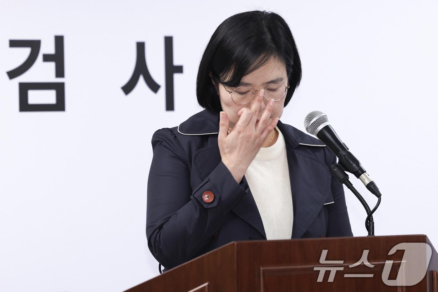 Kim Ji-mi, a deputy special counsel, adjusts her glasses during a briefing at the Second Comprehensive Special Investigation Team’s office in Gwacheon, Gyeonggi Province, on the afternoon of April 2 2026.4.2 / News1