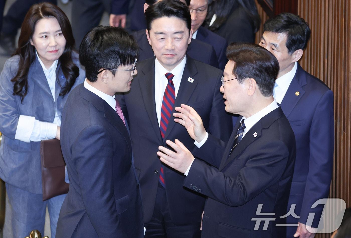 President Lee Jae Myung is seen speaking with People Power Party lawmaker Park Chung-kwon after delivering a policy address on the supplementary budget bill to address the Middle East crisis at the National Assembly in Yeouido, Seoul, on April 2 2026.4.2 / News1