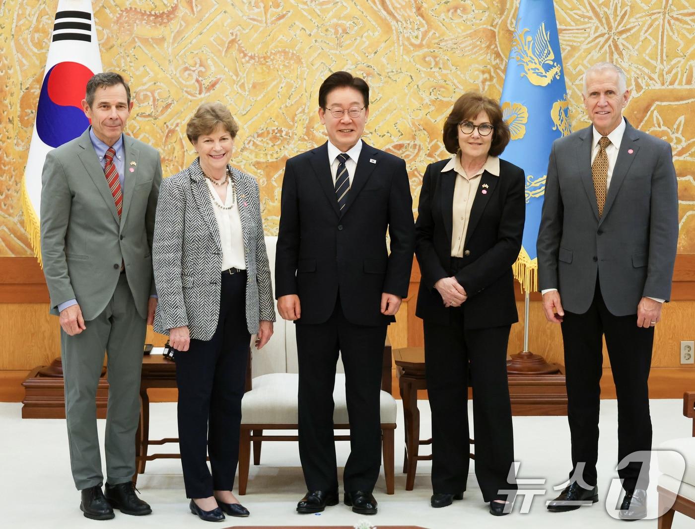 President Lee Jae Myung poses for a commemorative photo with a delegation of U.S. senators at the Blue House on Thursday. From left: Senators John Curtis, Jean Shaheen, President Lee, Jacky Rosen, and Thom Tillis 2026.4.2 / News1