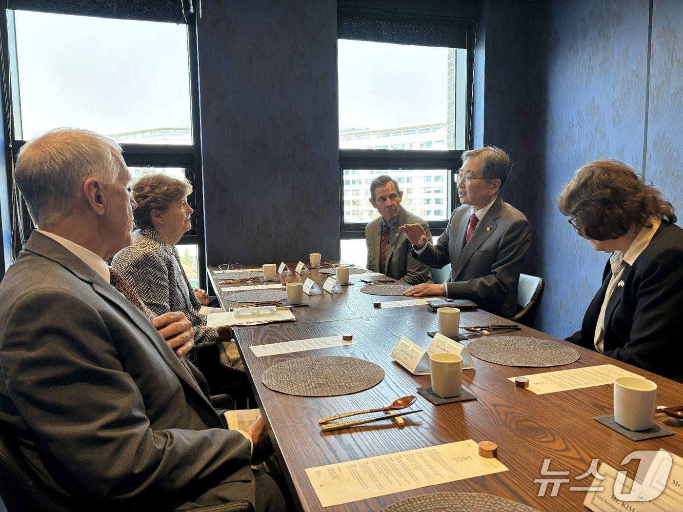 Foreign Minister Cho Hyun held a luncheon meeting with a delegation of U.S. senators on Thursday / Provided by the Ministry of Foreign Affairs