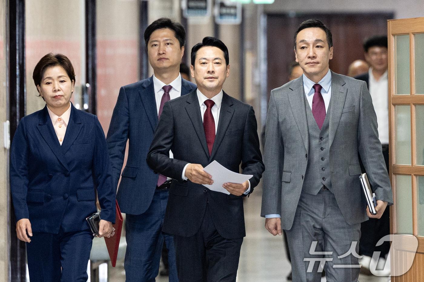 People Power Party leader Jang Dong-hyuk attends a meeting of the party’s Supreme Council held at the National Assembly in Yeouido, Seoul, on Monday 2026.4.20 / News1