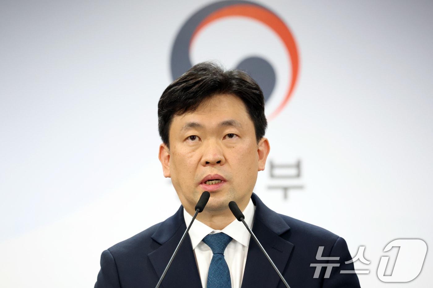Yoon Min-ho, spokesperson for the Ministry of Unification, is responding to questions regarding Minister of Unification Chung Dong-young’s remarks on North Korea’s nuclear facilities during a regular briefing held on Monday morning at the Seoul Government Complex on Sejong-daero in Jongno-gu, Seoul 2026.4.20 / News1