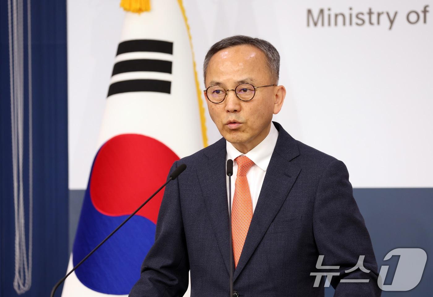 Foreign Ministry Spokesperson Park Il is briefing reporters on current issues, including recent reports that the U.S. has restricted the sharing of information related to North Korea’s nuclear program between South Korea and the U.S., during a regular press briefing held at the Ministry of Foreign Affairs in the annex of the Seoul Government Complex in Jongno-gu, Seoul, on Tuesday afternoon 2026.4.21 / News1