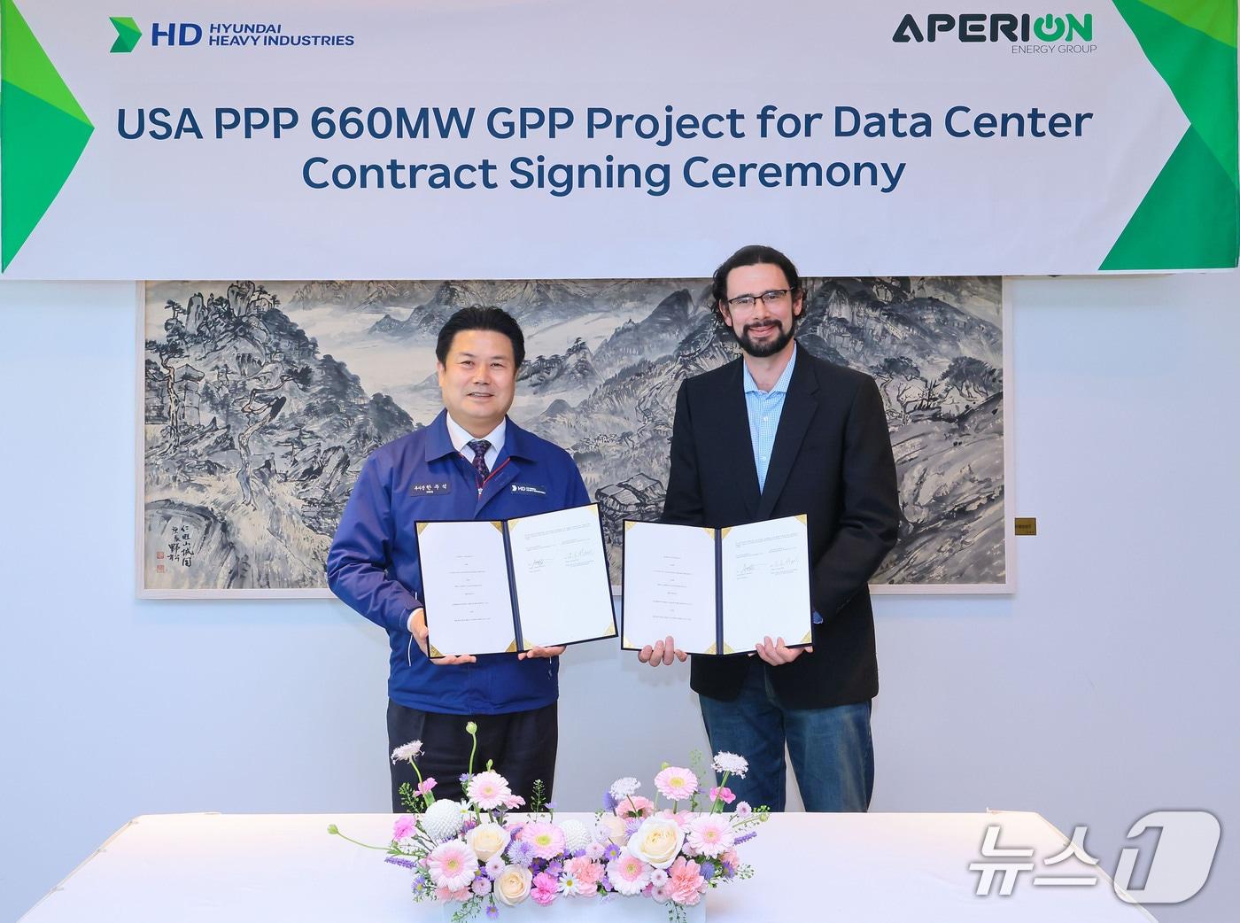 Han Ju-seok, Head of the Engine & Machinery Business at HD Hyundai Heavy Industries (left), and Aaron Wheeler, CEO of Aperion Energy Group (AEG), pose for a commemorative photo after signing a contract to supply power generation equipment based on the 20MW-class HiMSEN engine (Provided by HD Hyundai Heavy Industries) 2026.4.22