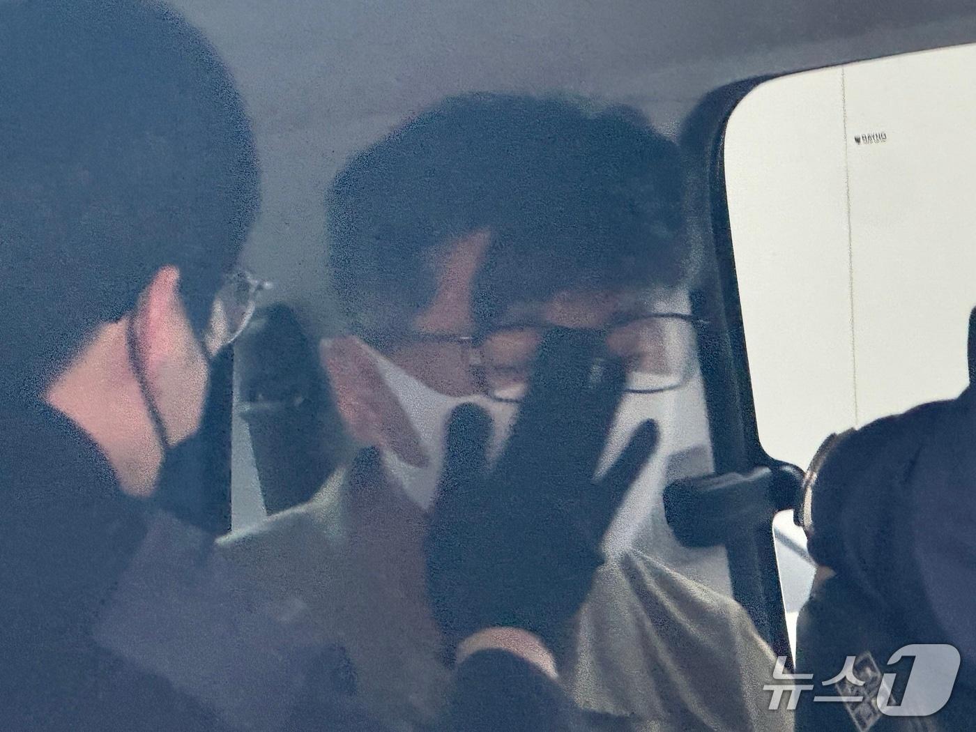 Former Director of Military Intelligence Noh Sang-won (64) is stepping out of a police van on Wednesday to appear at the office of the Second Special Prosecutor’s Office in Gwacheon, Gyeonggi Province 2026.4.22 / News1
