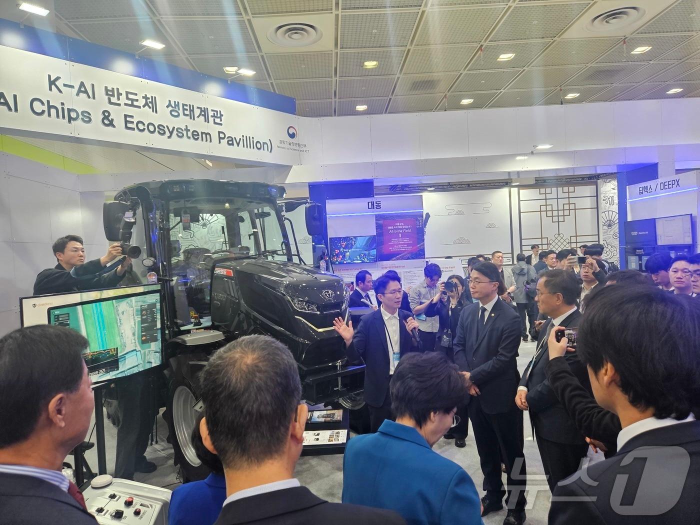 Ryu Je-myung, Second Vice Minister of Science and ICT, is touring the booths at the 2026 World IT Show on Wednesday / News1