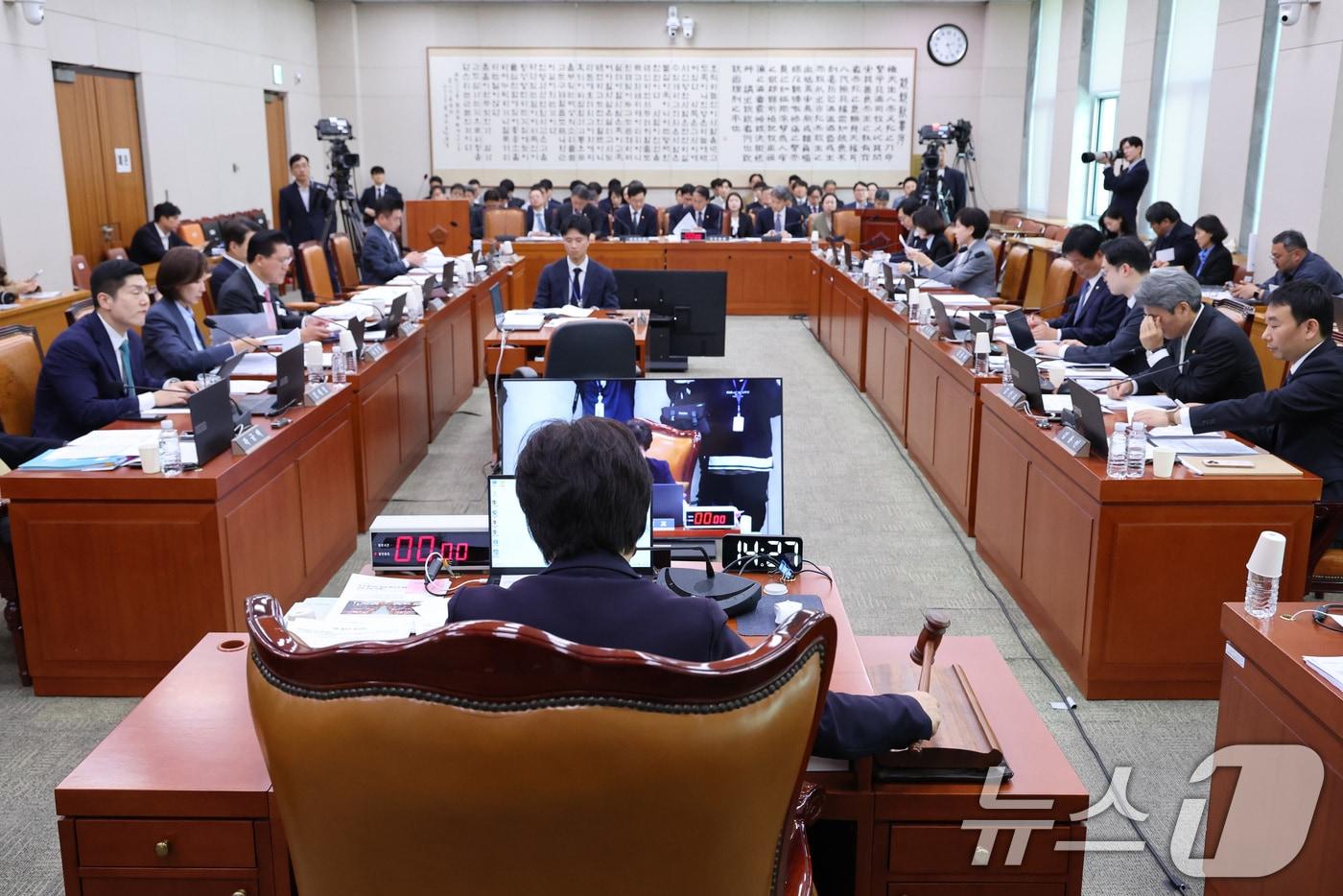 Chairman Seo Young-kyo is passing a bill during a plenary session of the Legislation and Judiciary Committee held at the National Assembly in Yeouido, Seoul, on Wednesday 2026.4.22 / News1