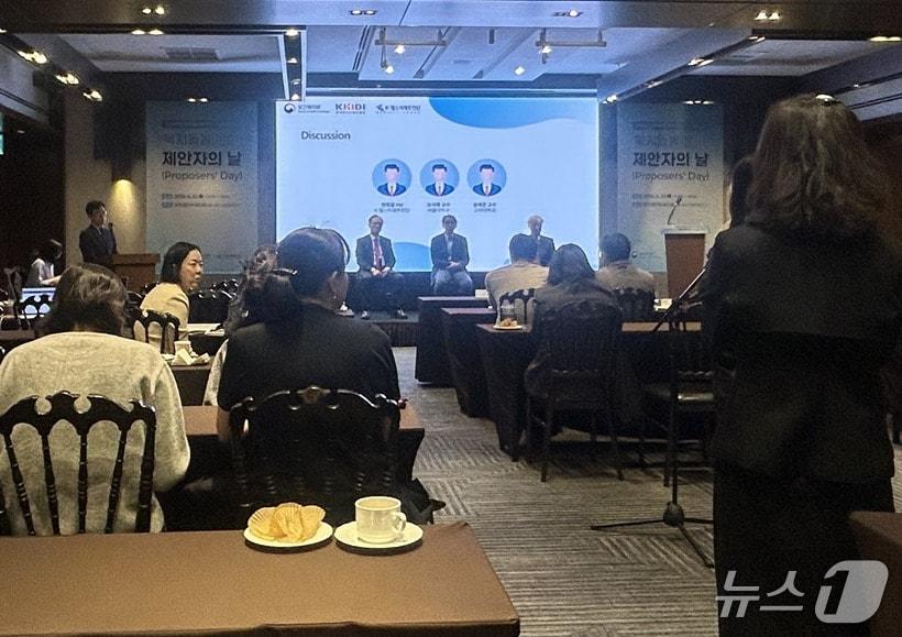 At the Korean ARPA-H Project Proposers' Day event held at L Tower in Seocho-gu, Seoul, on Wednesday morning, a researcher is asking Project Manager Han Hee-cheol a question regarding welfare and care issues 2026.4.22 / News1