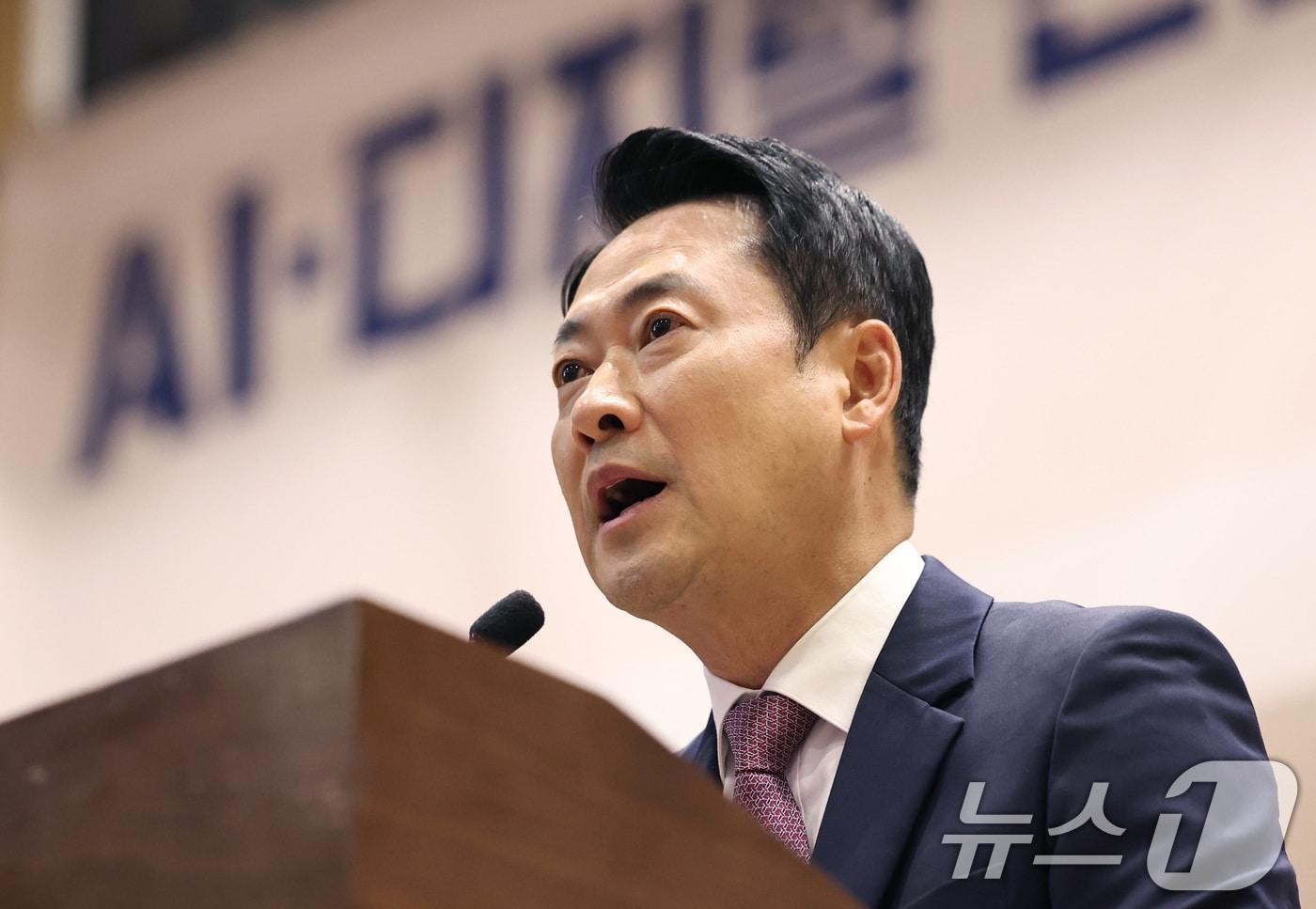 People Power Party leader Jang Dong-hyuk delivers a congratulatory address at a seminar titled, Improving the Quality and Innovation of Vocational Training and Enhancing Support in the Era of AI and Digital Transformation, held on Thursday morning at the National Assembly Members' Office Building in Yeouido, Seoul 2026.4.23 / News1