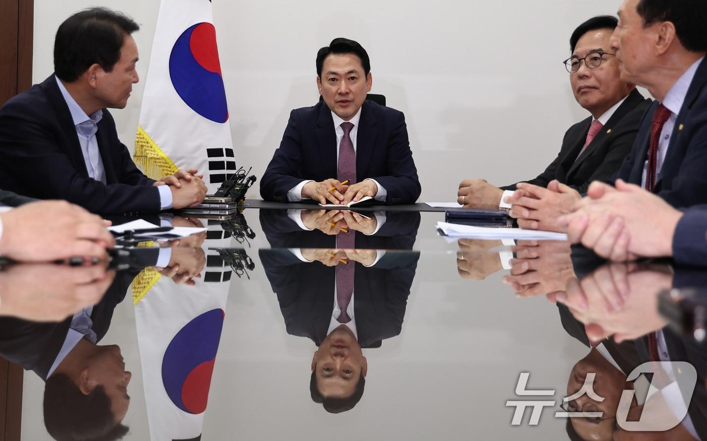 People Power Party leader Jang Dong-hyuk speaks during an emergency closed-door meeting of the chairpersons of the Foreign Affairs and Unification, National Defense, and Intelligence Committees, chaired by the party leader, regarding the controversy over the leak of intelligence on North Korea by Unification Minister Chung Dong-young, held at the National Assembly in Yeouido, Seoul, on the afternoon of April 23 2026.4.23 / News1