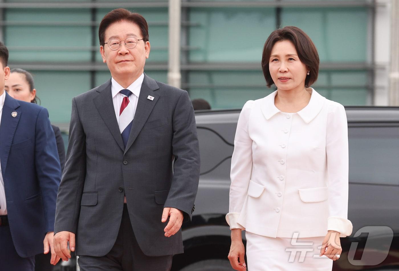 President Lee Jae-myung and first lady Kim Hye-kyung walk toward Air Force One at Noi Bai International Airport in Hanoi, Vietnam on April 24 after completing a state visit. / Courtesy of News1